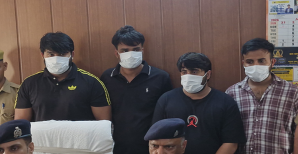 गौतमबुद्ध नगर: अवैध हथियारों के साथ चार युवक गिरफ्तार, बिना नंबर प्लेट की फॉर्च्यूनर कार भी बरामद