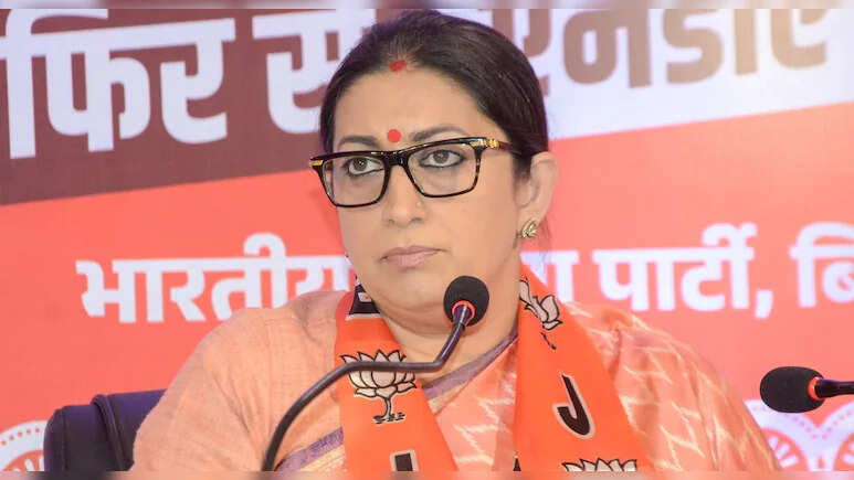 "महिलाएं समाज की तरक्की के लिए अहम", स्मृत‍ि ईरानी बोलीं- एक ही समय पर कई रोल निभा रही होती हैं