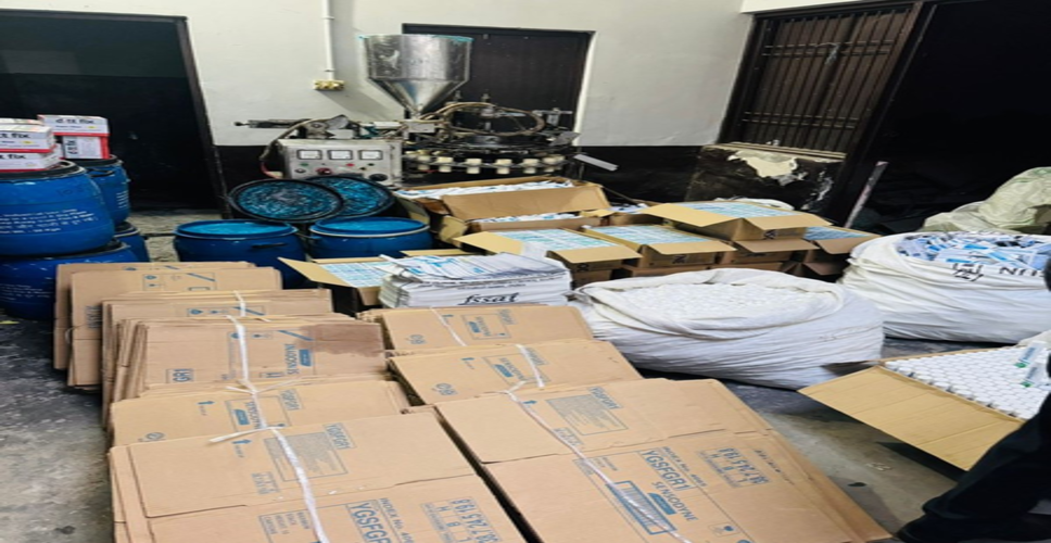 दिल्ली पुलिस ने खंजावाला में नकली सेंसोडाइन टूथपेस्ट फैक्ट्री का भंडाफोड़ किया, एक गिरफ्तार