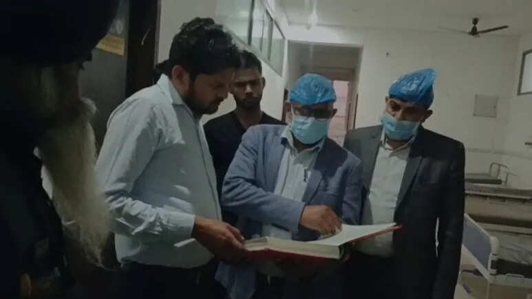 सीकर में 13 सरकारी डॉक्टरों के क्लिनिक पर हेल्थ टीम की रेड, कई गड़बड़ियां आईं सामने, नोटिस जारी