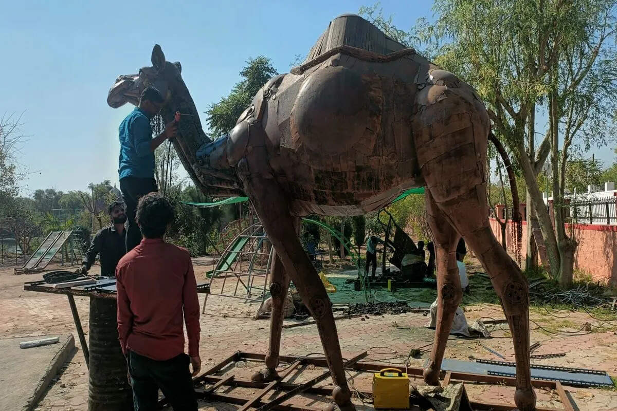जड़ा तालाब पार्क का होगा कायाकल्प, कबाड़ से बन रही ऊंट और बाघ की आकर्षक आकृतियां