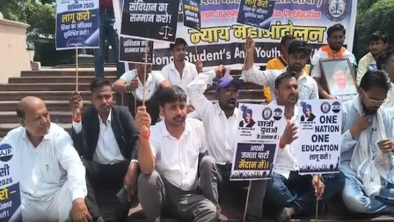 लखनऊ: 'अपनी जनता पार्टी' का प्रदर्शन, 'एक देश, एक शिक्षा' व्यवस्था लागू करने की मांग