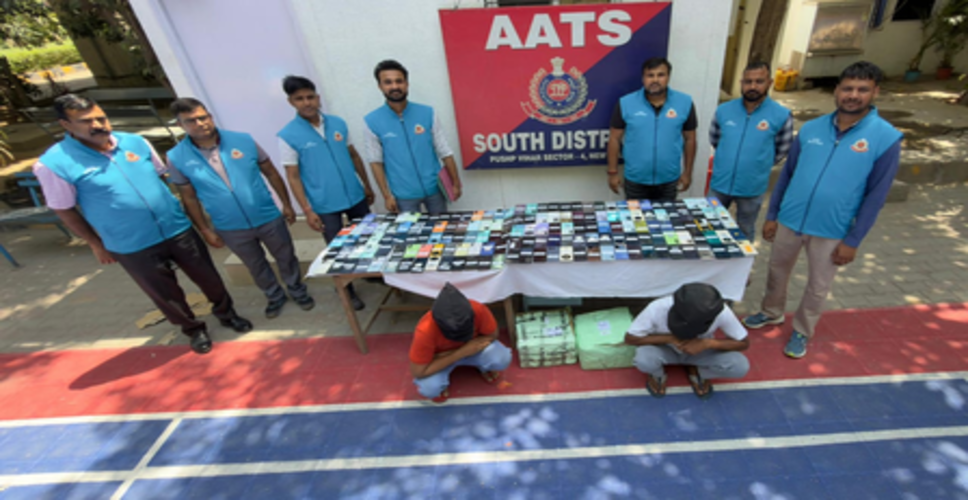दिल्ली पुलिस ने बांग्लादेश से जुड़े मोबाइल तस्करी गिरोह का किया भंडाफोड़, चोरी के 163 फोन बरामद