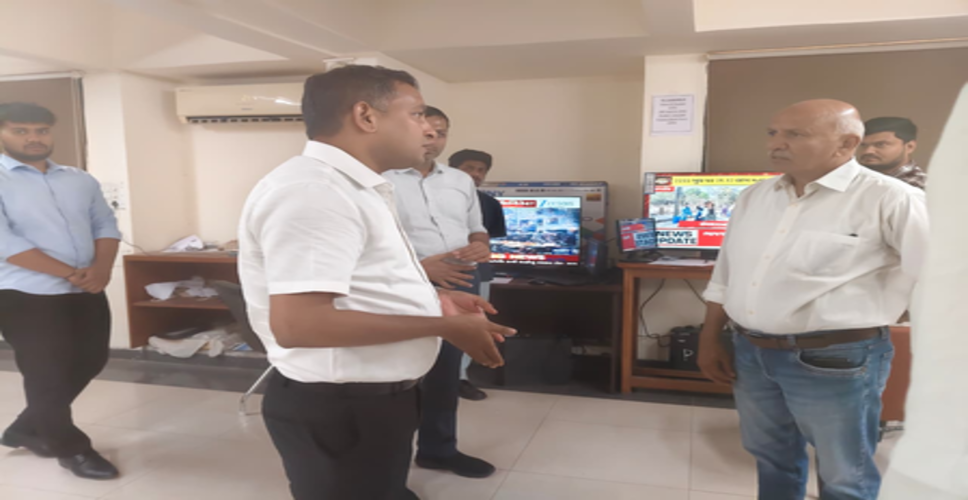 गुजरात: अहमदाबाद डीएम ने लोकल गवर्नमेंट इलेक्शन को लेकर रिसीविंग-डिस्पैचिंग सेंटर्स का दौरा किया