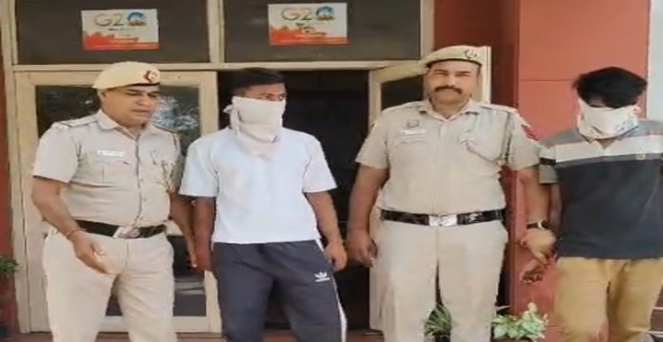 न्यू अशोक नगर पुलिस ने दो झपटमारों को गिरफ्तार किया, मोबाइल और मोटरसाइकिल बरामद