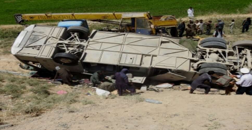 अफगान प्रवासियों को ले जा रहा ट्रक पलटा, 18 लोगों की मौत और 35 घायल