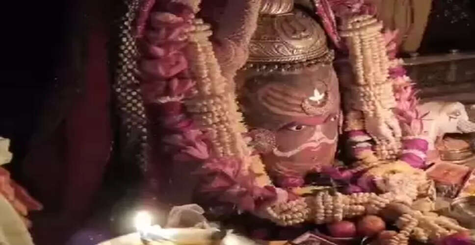 माथे पर चांद और गले में मखाने की माला से बाबा महाकाल का शृंगार, भक्तों ने लगाए हर-हर महादेव के जयकारे