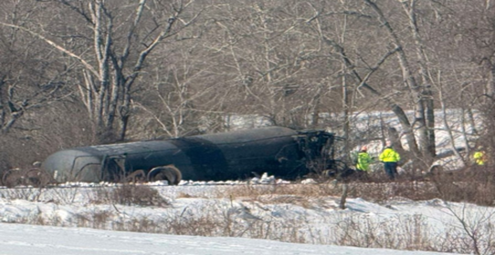 अमेरिका में रेल हादसा: ज्वलनशील पदार्थ ले जा रही मालगाड़ी पटरी से उतरी