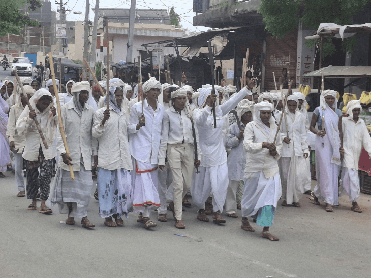 डूंगरपुर में बारिश के लिए निभाई गई अनोखी 'धाड़' परंपरा, वीडियो में जाने पुरुषों का वेश धारण कर महिलाओं ने निकाला जुलूस