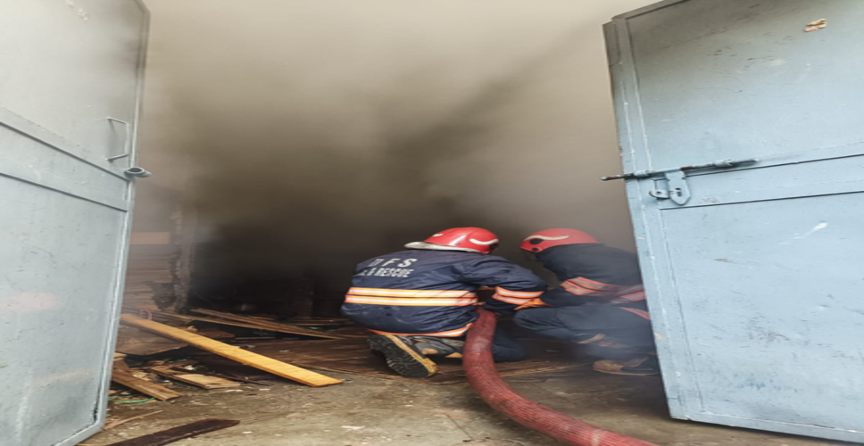 बवाना इंडस्ट्रियल एरिया के प्लाईवुड गोदाम में लगी आग, 17 दमकल गाड़ियों ने घंटों की मशक्कत के बाद पाया काबू