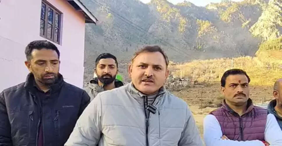 जम्मू-कश्मीर: दच्छन में एसडीएम का दौरा, सड़क-मुआवजे से जुड़ी समस्याओं के जल्द समाधान का दिया आश्वासन