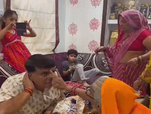 कई सालों बाद रक्षाबंधन पर नहीं रहा भद्रा का साया, शुभ मुहूर्त में बहनों ने बांधी राखी