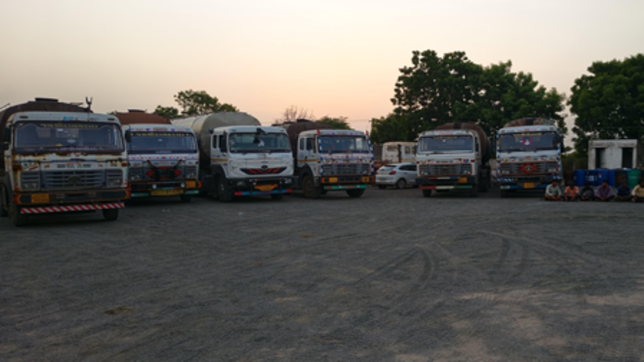 गुजरात पुलिस ने कच्छ में 43.4 करोड़ रुपए का तेल और उपकरण जब्त किए, 11 गिरफ्तार