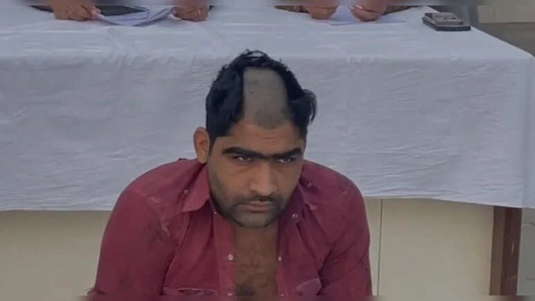 50 हजार का इनामी बदमाश कटोरा लेकर मंद‍िर के सामने मांगने लगा भीख, बदल ल‍िया पूरा हुल‍िया