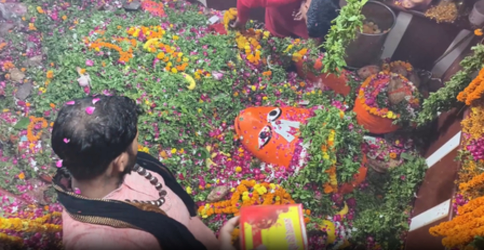 प्रयागराज : बड़े मंगल पर लेटे हुए हनुमान मंदिर में उमड़ा आस्था का सैलाब, प्रशासन ने संभाली भीड़ व्यवस्था