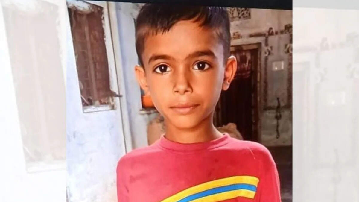 अजमेर में खुशीराम की हत्या के विरोध में ग्रामीणों ने रोड जाम कर जमकर किया हंगामा, पुलिस पर पथरावो का वीडियो सामने आया