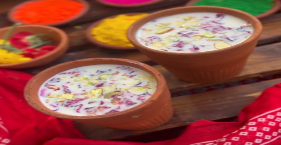 होली 2026 : कोल्ड ड्रिंक्स नहीं रंगों के त्योहार पर ट्राई करें ठंडई, घर पर ऐसे करें तैयार