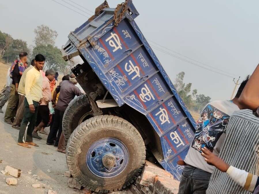 वीडियो में देखें भरतपुर में आंधी से ट्रैक्टर ट्रॉली पलटी एक की मौत, बीकानेर, कोटपूतली बहरोड़ में ओले, बाड़मेर में गर्मी से पावर हाउस में लगी आग