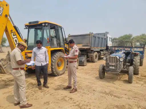 बड़ोपल में अवैध जिप्सम खनन पर शिकंजा, खान विभाग-पुलिस ने जेसीबी और डंपर जब्त; 3.25 लाख का जुर्माना
