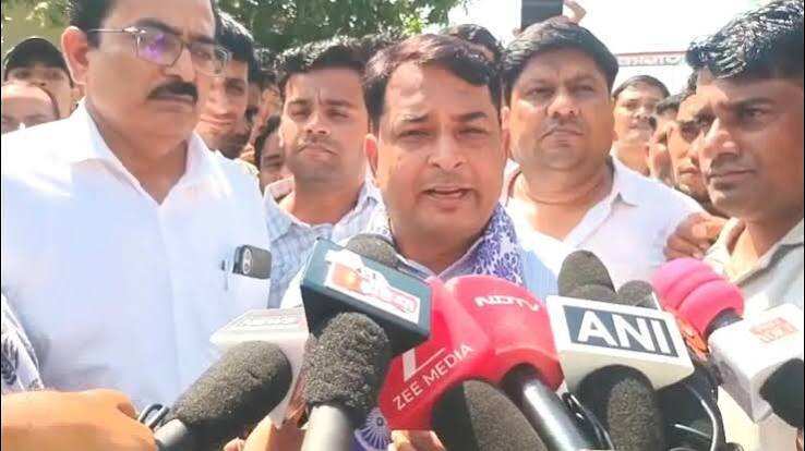 खाद की किल्लत पर भड़के नरेश मीणा, अल्टीमेटम खत्म होते ही समर्थकों के साथ SDM कार्यालय पहुंचे