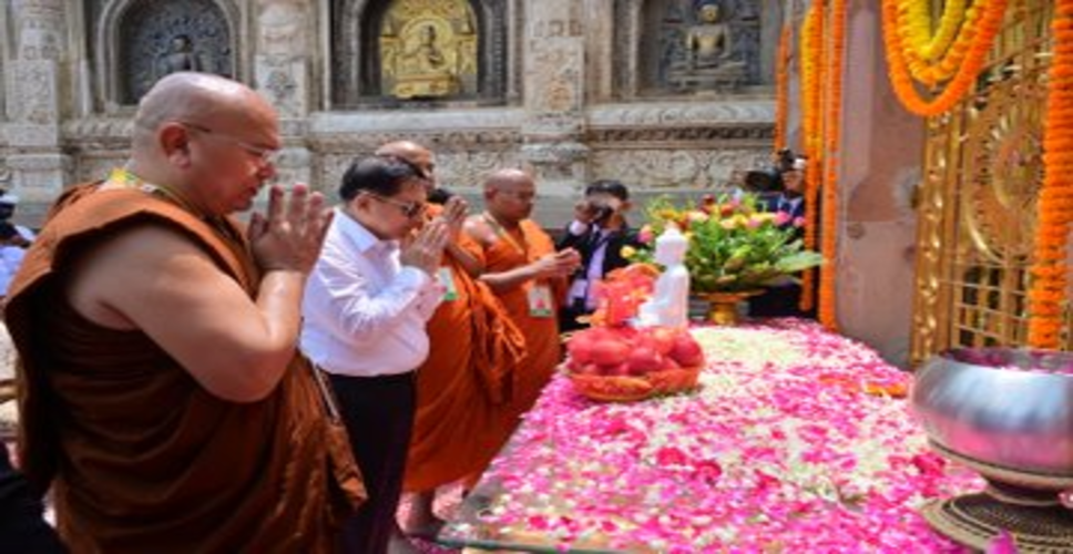 म्यांमार के राष्ट्रपति ह्लाइंग ने महाबोधि मंदिर में की पूजा-अर्चना
