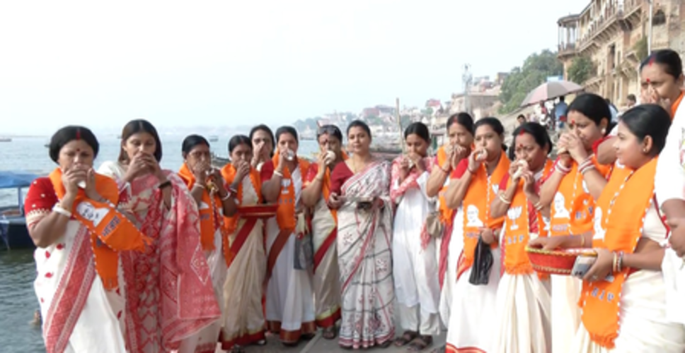 वाराणसी में पीएम मोदी के स्वागत को लेकर उत्साह, बंगाली महिलाओं ने घाट पर किया शंखनाद