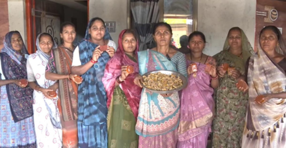 गुजरात : नर्मदा के जंगलों में पलाश के फूल खिलने से टूरिस्ट की बढ़ी दिलचस्पी, स्थानीय लोगों को हो रही आमदनी