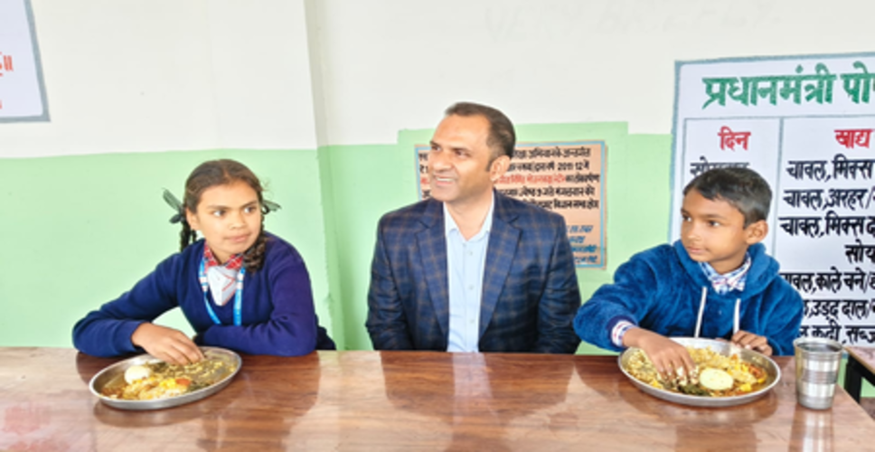 उत्तराखंड: क्लास से किचन तक डीएम का दौरा, बच्चों के साथ बैठकर खाया मिड-डे मील