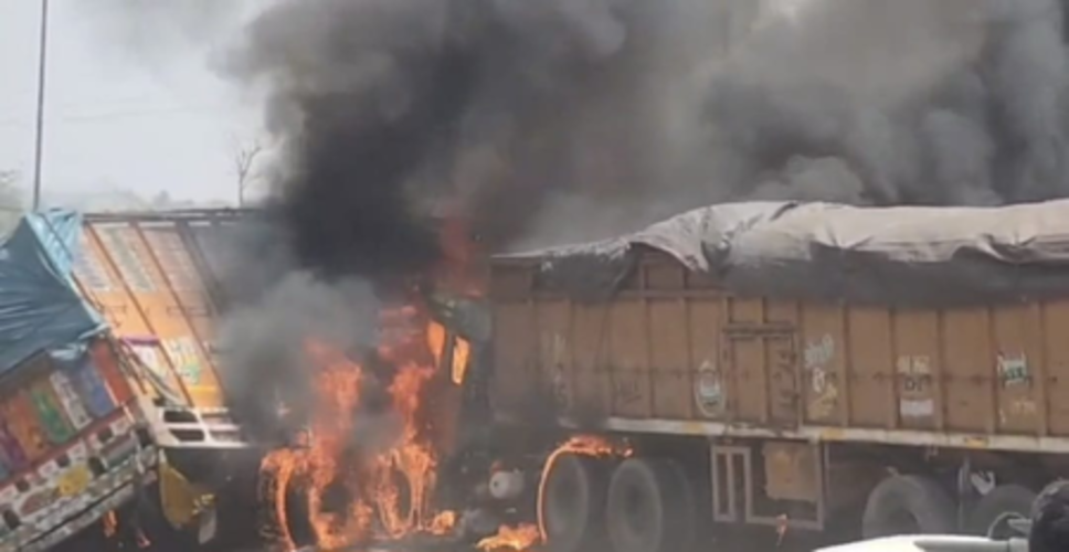 हजारीबाग: रांची-पटना हाईवे पर दो ट्रकों की सीधी भिड़ंत के बाद लगी भीषण आग