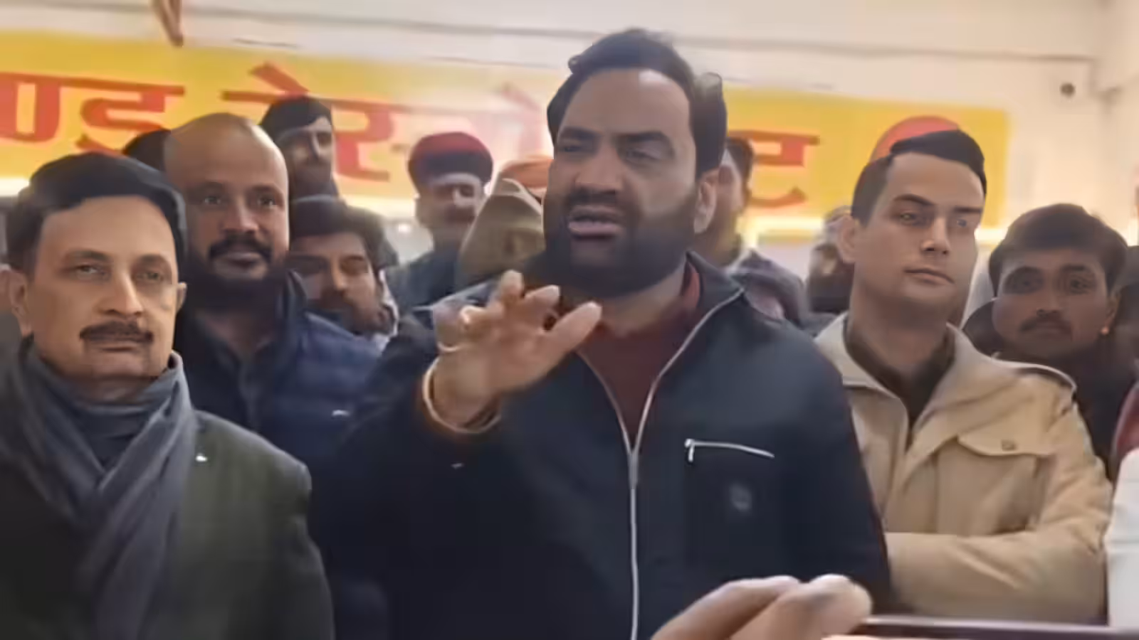 एअर इंडिया की फ्लाइट लेट होने पर भड़के सांसद हनुमान बेनीवाल, वीडियो में बोले- 'उड़ानों की अव्यवस्था पर सरकार मौन'