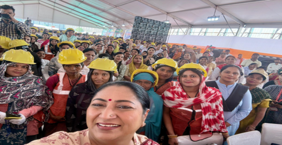पीएम मोदी ने श्रमयोगियों के सम्मान को शासन की सोच और नीति के केंद्र में स्थापित किया: रेखा गुप्ता