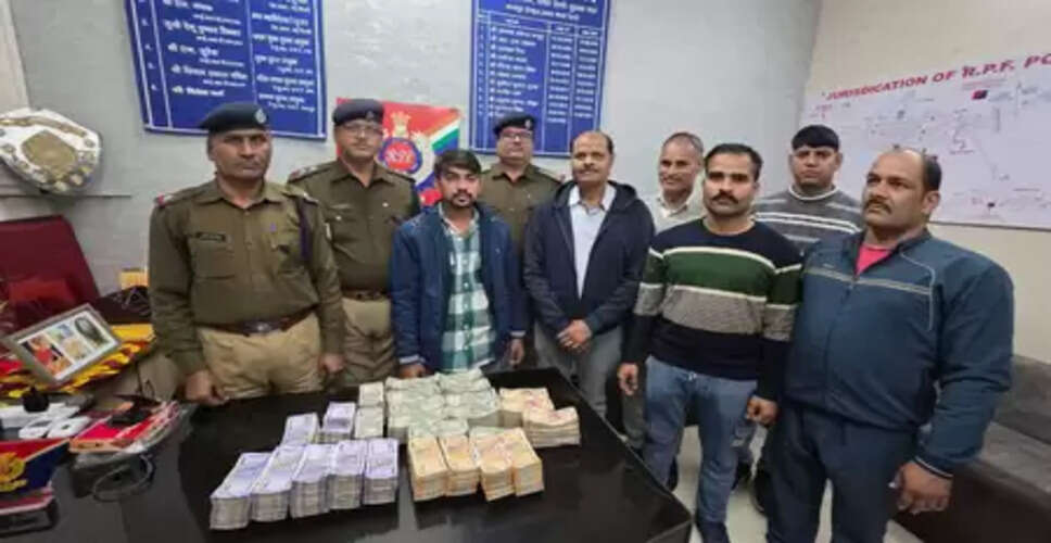 कानपुर सेंट्रल स्टेशन पर आरपीएफ की बड़ी कार्रवाई, ट्रेन से 38.20 लाख रुपए नकद बरामद
