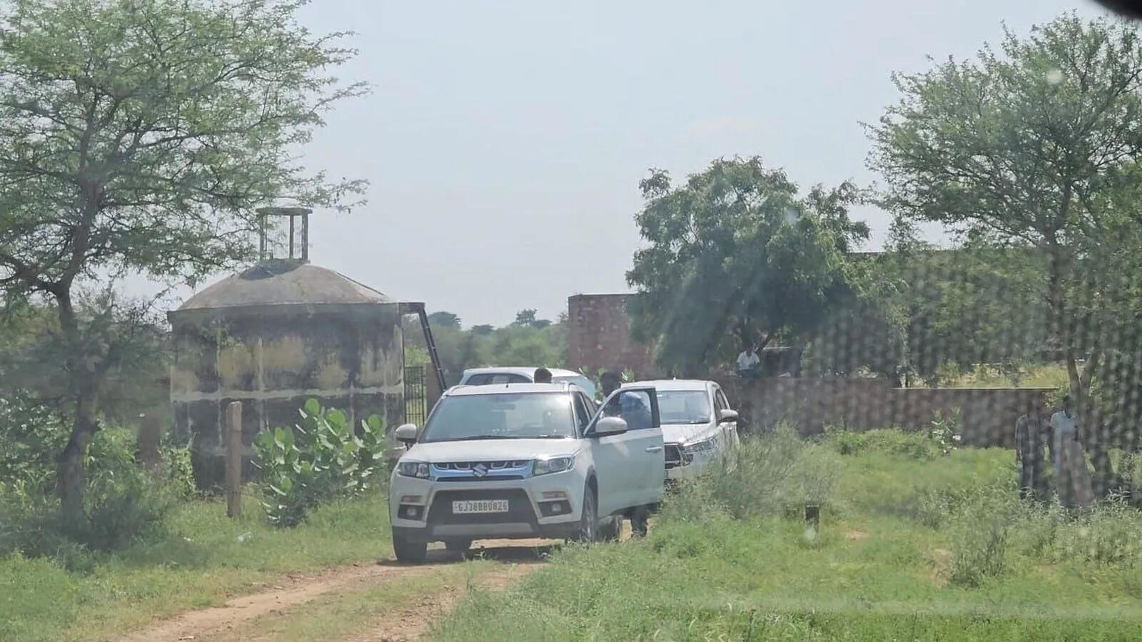 अवैध ड्रग्स की फैक्ट्री बन रहा बाड़मेर रेगिस्तान, रेतीले धोरों से भारी मात्रा में केमिकल और एमडी ड्रग बरामद, माफिया के गुप्त ठिकानों का भंडाफोड़