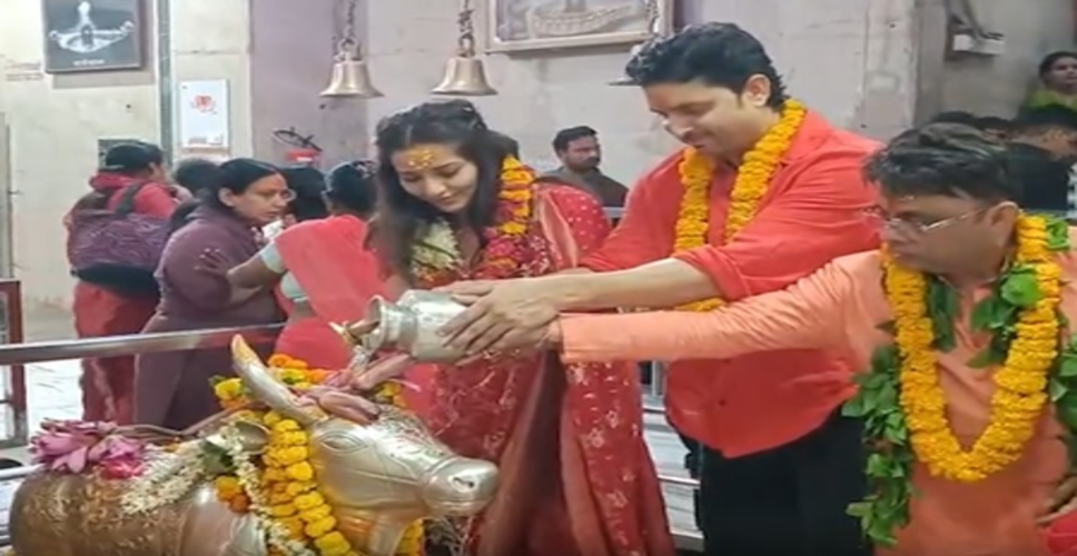 महाकाल की भक्ति में लीन हुए मोनालिसा और विक्रांत, दर्शन के बाद बोले-जब तक बुलावा नहीं आता, कोई नहीं आ सकता