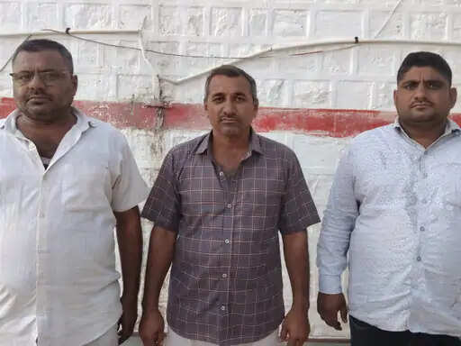 चलती कार में आग लगाकर फरार हुए 3 आरोपी गिरफ्तार, वारदात में इस्तेमाल क्रेटा जब्त; बस रूट विवाद में किया था हमला