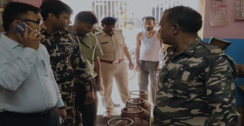 बिहार : एलपीजी की जमाखोरी और कालाबाजारी के खिलाफ प्रशासन सख्त, जमुई में 27 सिलेंडर जब्त, एक गिरफ्तार