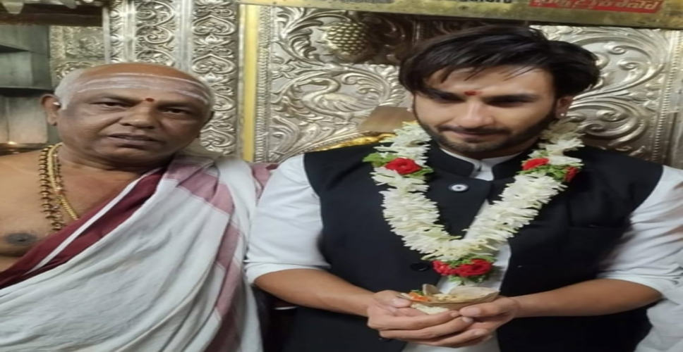 'कांतारा' मिमिक्री और 'डॉन 3' विवादों के बीच चामुंडेश्वरी मंदिर पहुंचे रणवीर सिंह, श्रद्धाभाव से की पूजा