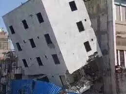 वीडियो में देखें जयपुर के पॉश इलाके में निर्माणाधीन 5 मंजिला होटल धराशायी, क्रेन के सहारे रोका था