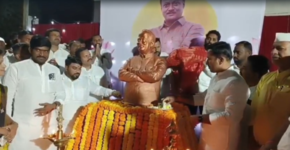 मावल के अढाले गांव के गुरुकुल विद्यालय परिसर में अजित पवार की प्रतिमा स्थापित