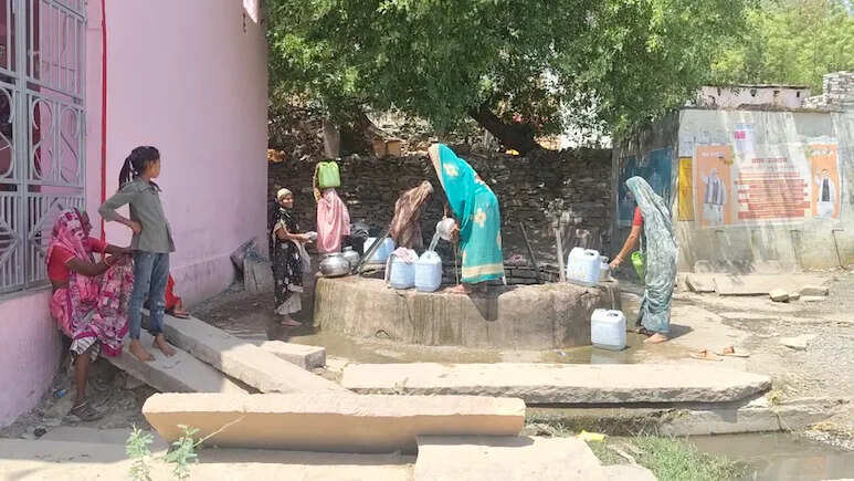 तालाब किनारे बसा गांव प्यासा: झालावाड़ के झिरनिया में बूंद-बूंद पानी को जंग, महिलाओं पर सबसे ज्यादा मार