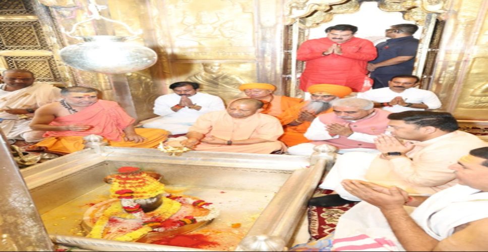 सीएम योगी ने &lsquo;काशी कोतवाल&rsquo; और बाबा विश्वनाथ के किए दर्शन