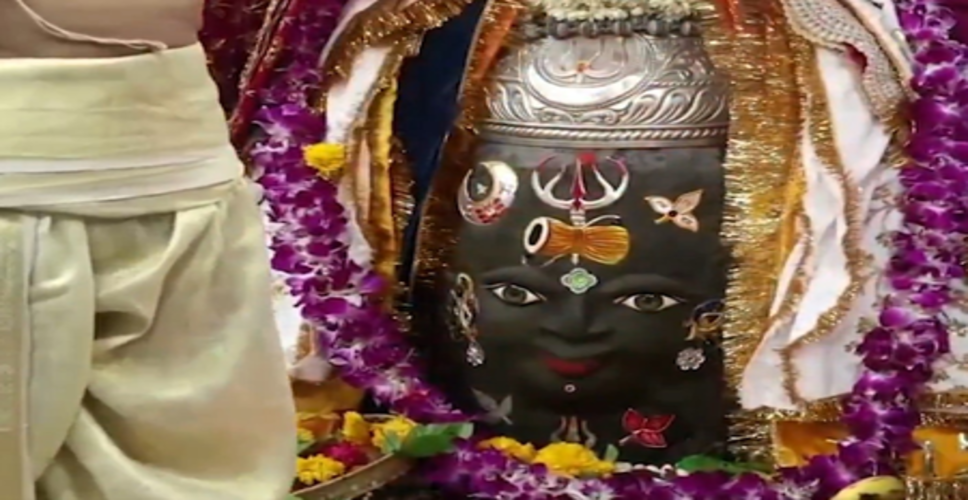 बाबा महाकाल का राजा स्वरूप में किया गया श्रृंगार, भस्म आरती में शामिल हुए हजारों श्रद्धालु