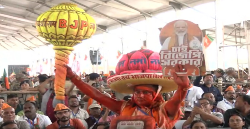 सिलीगुड़ी रैली में पीएम मोदी की पेंटिंग्स की बौछार, जनसैलाब ने मचाया धमाल