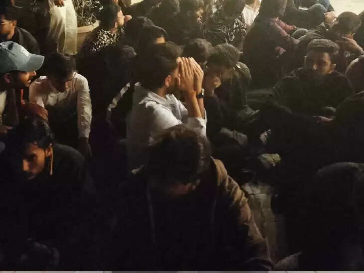 वीडियो में देखें जयपुर के रिहायशी इलाके में चल रही नशे की पार्टी का भंडाफोड़, हब फोर्टी कैफे पर पुलिस रेड