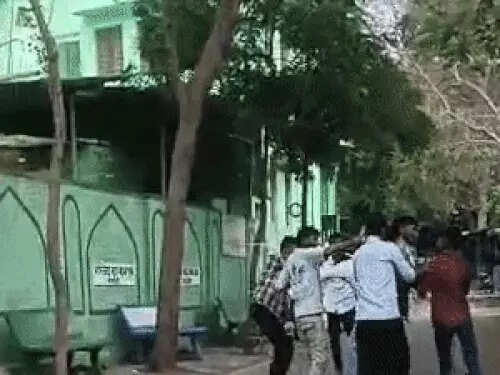 अजमेर में तलाक विवाद के बीच युवक से मारपीट, मस्जिद के पास हुई घटना का वीडियो वायरल