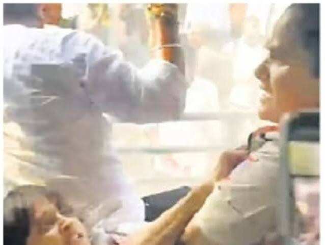 दिल्ली में NSUI प्रदर्शन के दौरान महिला नेता और पुलिसकर्मी में मारपीट, बस के अंदर के वीडियो वायरल