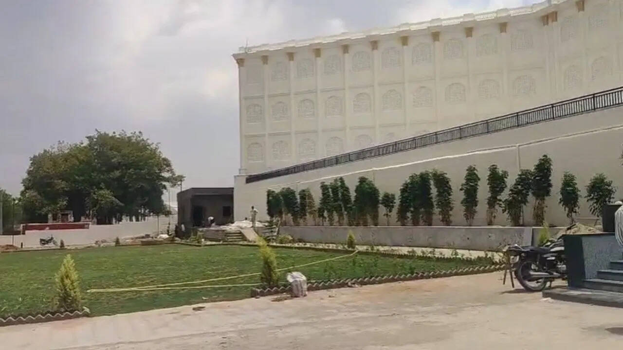 जालोर में नरसाणा के गांव वालों ने बनाया करोड़ों का स्कूल, वीडियो में देखें अगले महीने होगा उद्घाटन, बच्चों को मिलेगी बेहतर शिक्षा