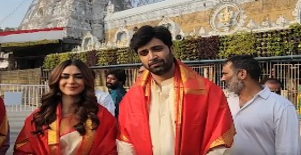 'डकैत' की सफलता के लिए अदिवी शेष और मृणाल ठाकुर ने टेका मत्था, तिरुपति में लिया भगवान का आशीर्वाद