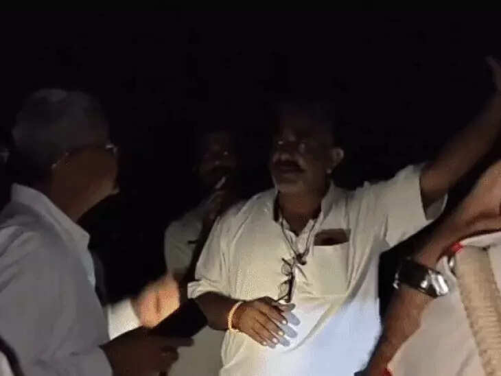 बाड़मेर में बारिश का कहर: सड़क पर 5 फीट तक भरा पानी, ट्रक और बाइक सवार फंसे; ग्रामीणों ने रस्सियों से बचाई जान