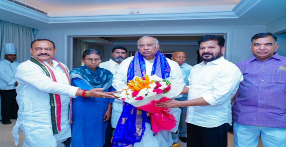 तेलंगाना के मुख्यमंत्री रेवंत रेड्डी ने कांग्रेस अध्यक्ष मल्लिकार्जुन खड़गे से की मुलाकात